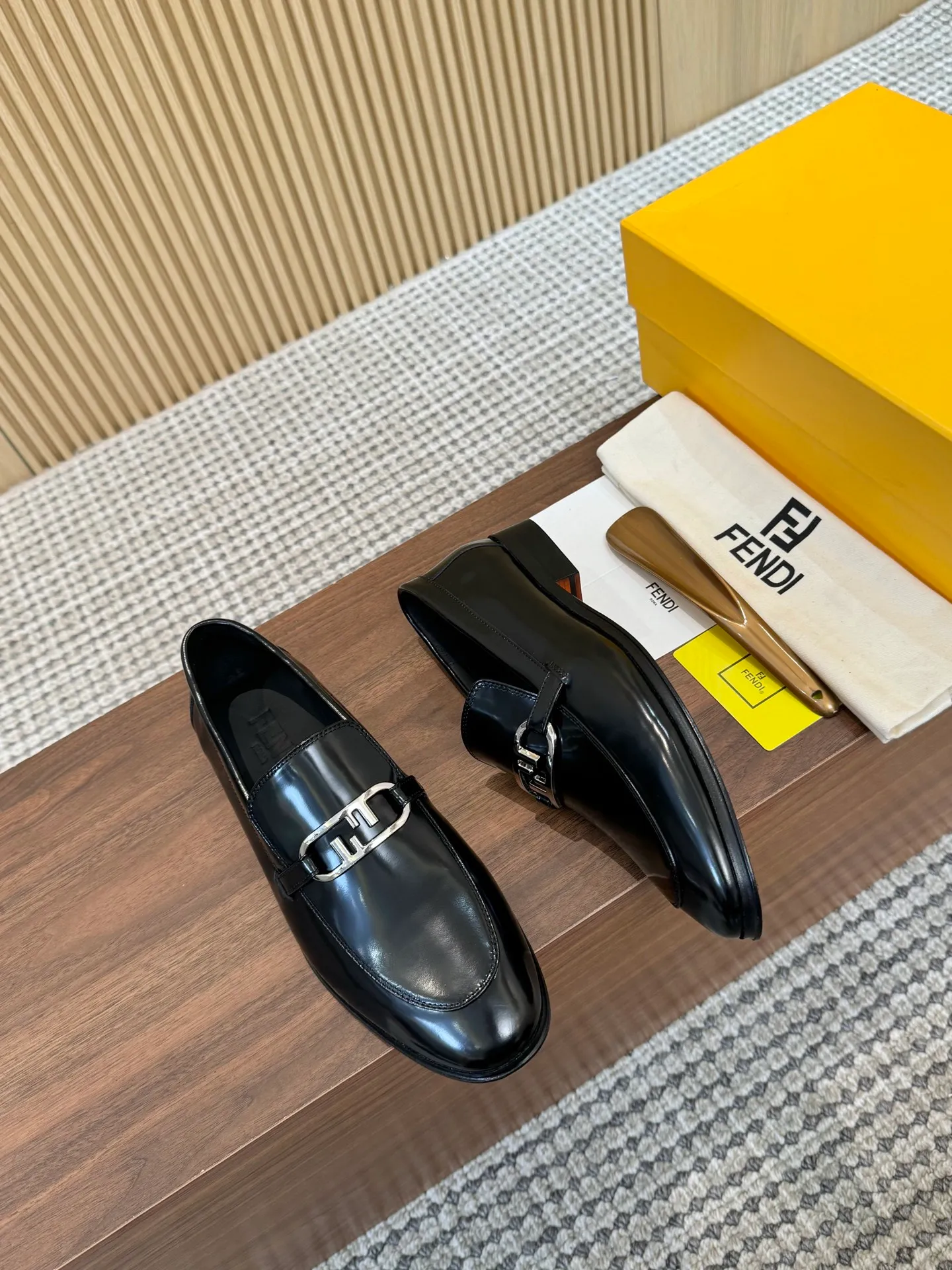 [FENDI] Top P: 980💰 ▪️Size: Men's 39-44. (Customized at 38.45.46) Fendi men's business casual leather shoes Imported brand cloth/calfskin/open edge beads/brand logo printing -Inside: Comfortable cowhide lining -Outsole: Genuine leather outsole with rubber backing embedded in the heel, perfect injection molding -Ultra-high quality control·Fine workmanship: highlighted (high-end·luxury·grade)